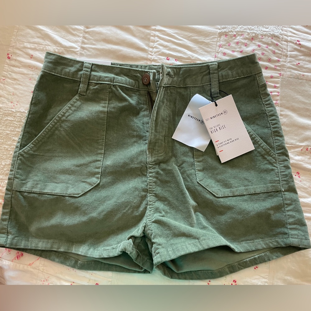 EST Nineteen 91 deluxe high rise corduroy shorts